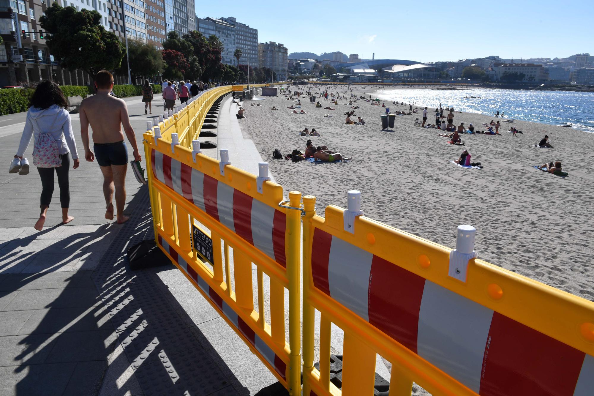 Vallas para controlar el acceso a los arenales en Orzán y Riazor