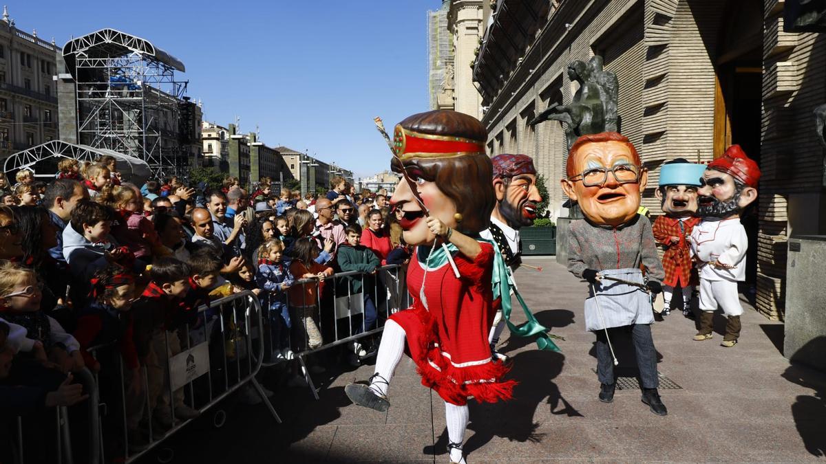 La comparsa de gigantes y cabezudos recorrerá las calles de Montecanal.