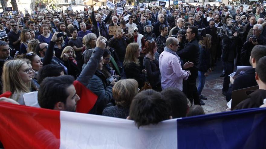 Los concentrados, esta tarde, en la Plaza del Ayuntamiento. Foto: M. A. Montesinos