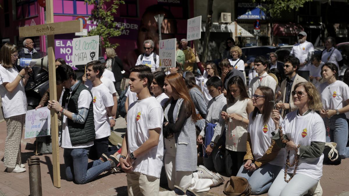 Manifestación rezar no es delito en contra del aborto