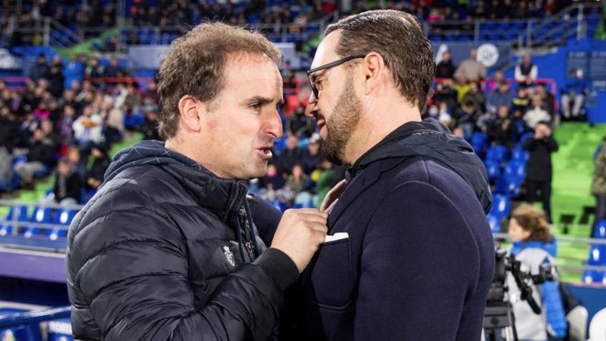 Saludo entre Arrasate y Bordalás antes del Getafe-Osasuna