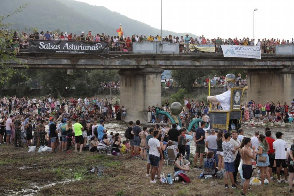 Una embarcación pasa bajo el puente de La Chalana. | Juan Plaza
