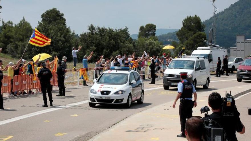 Los vehículos de la comitiva con la que Turull, Rull y Forn han ingresado en la cárcel de Lledoners