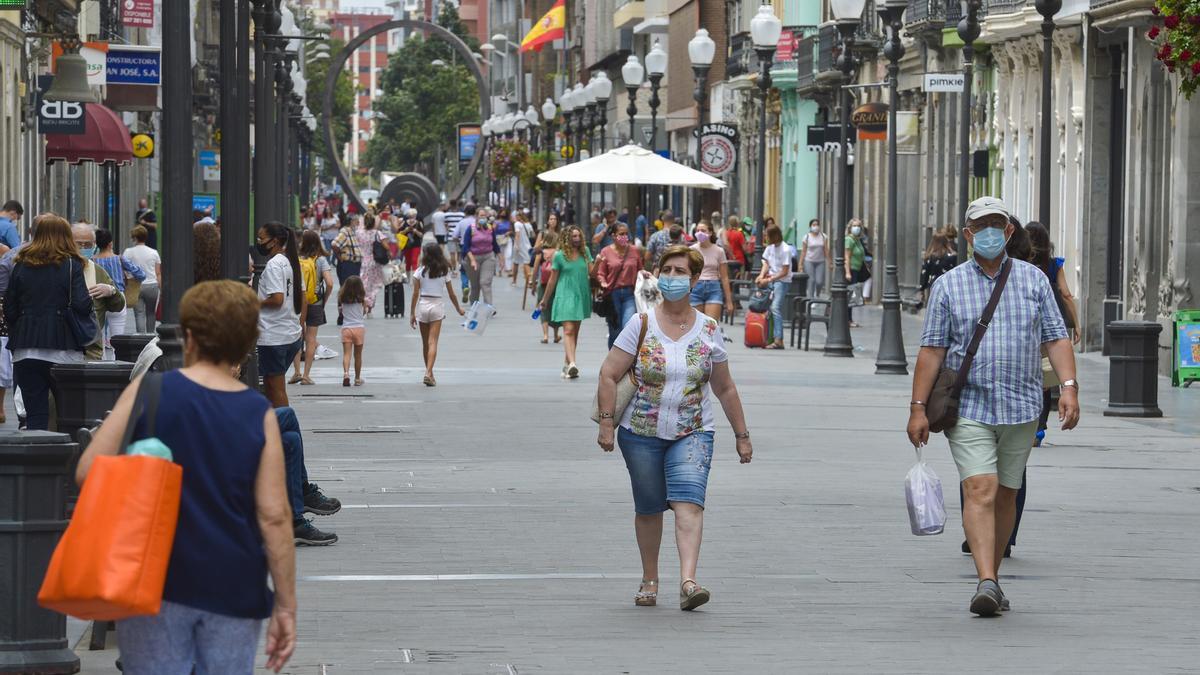 Gente en la calle con mascarilla, en Triana