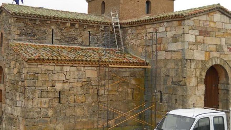 Un trabajador realiza labores de retejado en San Pedro de la Nave.