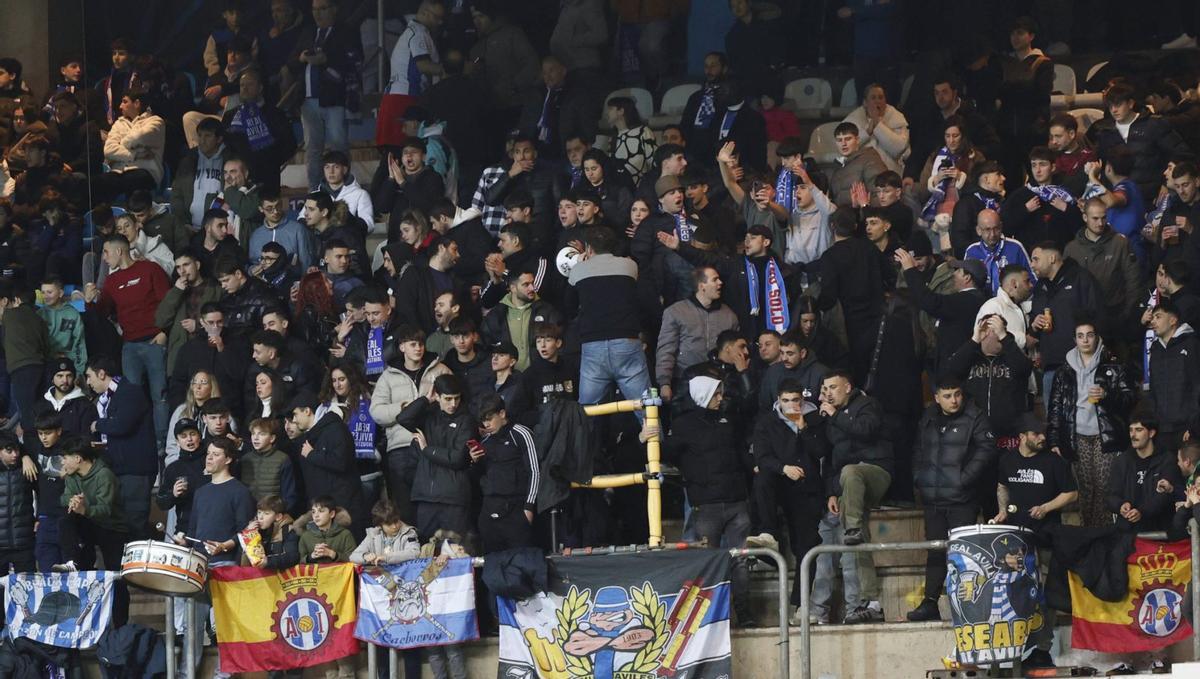 Aficionados del Real Avilés, durante el partido frente al Mérida en el Suárez Puerta.  | MIKI LÓPEZ