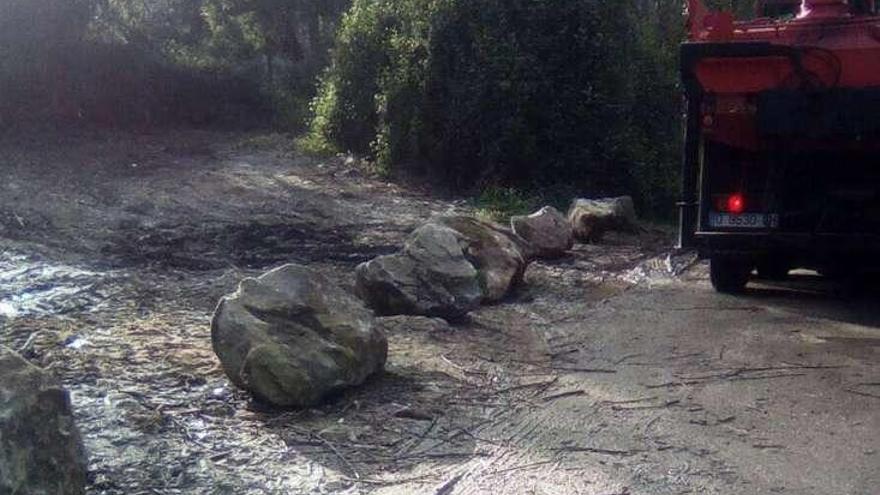 Un camión coloca las piedras a modo de barrera. // G.N.