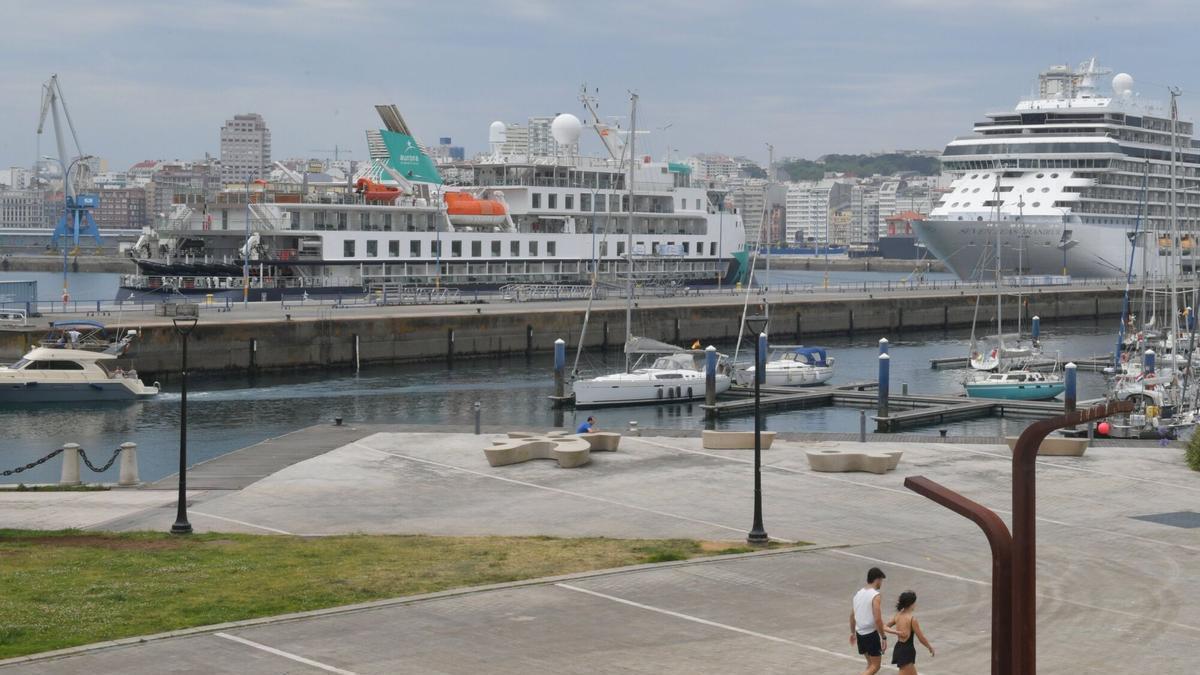 El crucero 'Douglas Mawson', junto al 'Seven Seas Grandeur' en el puerto de A Coruña.