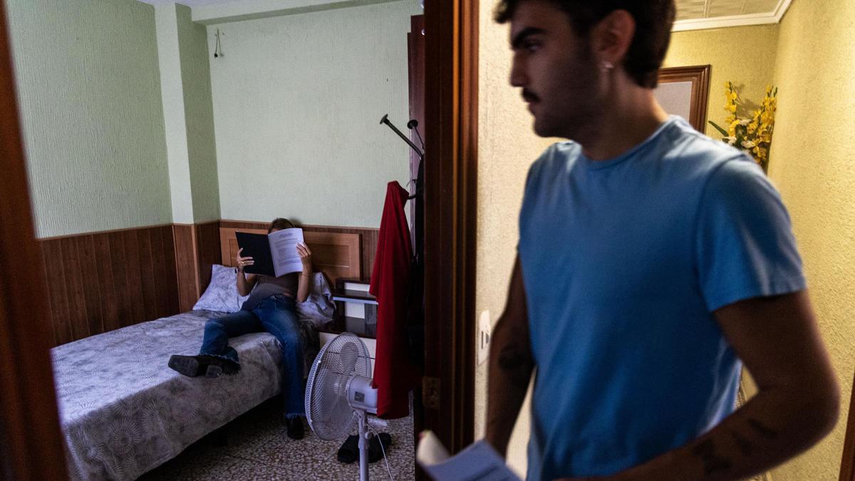 Amparo Navarro: "A la dificultad para el acceso a la vivienda estudiantil hay que sumarle la necesidad de mejora del transporte público"