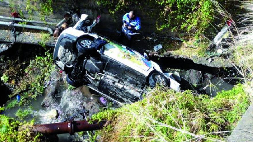 El vehículo acabó en un barranquillo a veinte metros de la carretera.