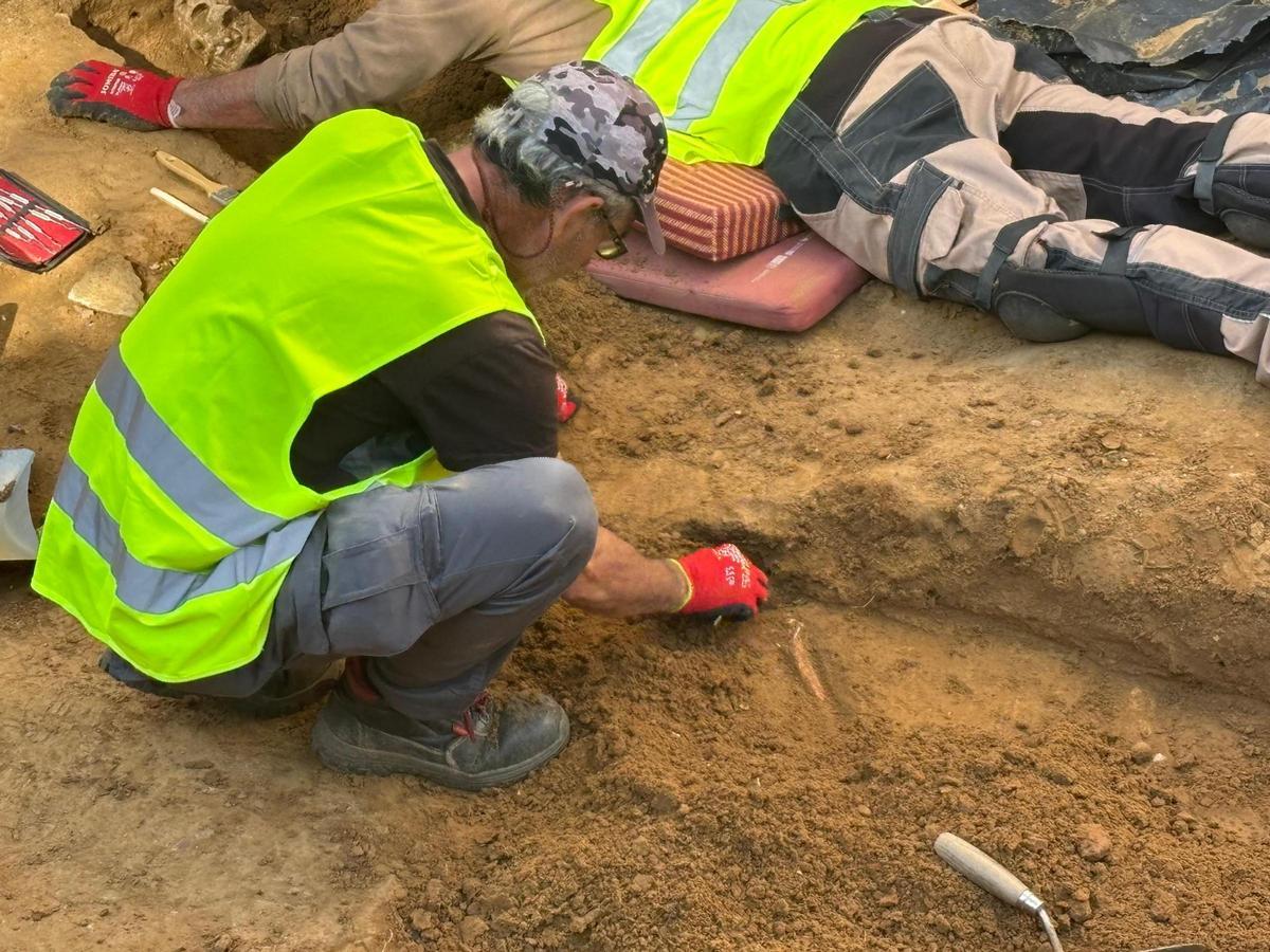 Uno de los peones especializado en excavaciones arqueológicas trabaja en la avenida de Huelva de Badajoz.