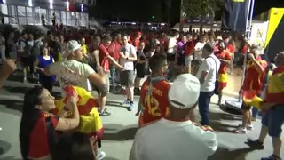 Hinchas españoles celebran el paso de España a semifinales de la Eurocopa tras su triunfo ante Suiza