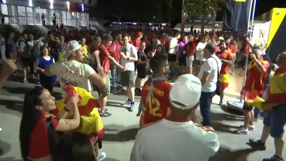 Hinchas españoles celebran el paso de España a semifinales de la Eurocopa tras su triunfo ante Suiza