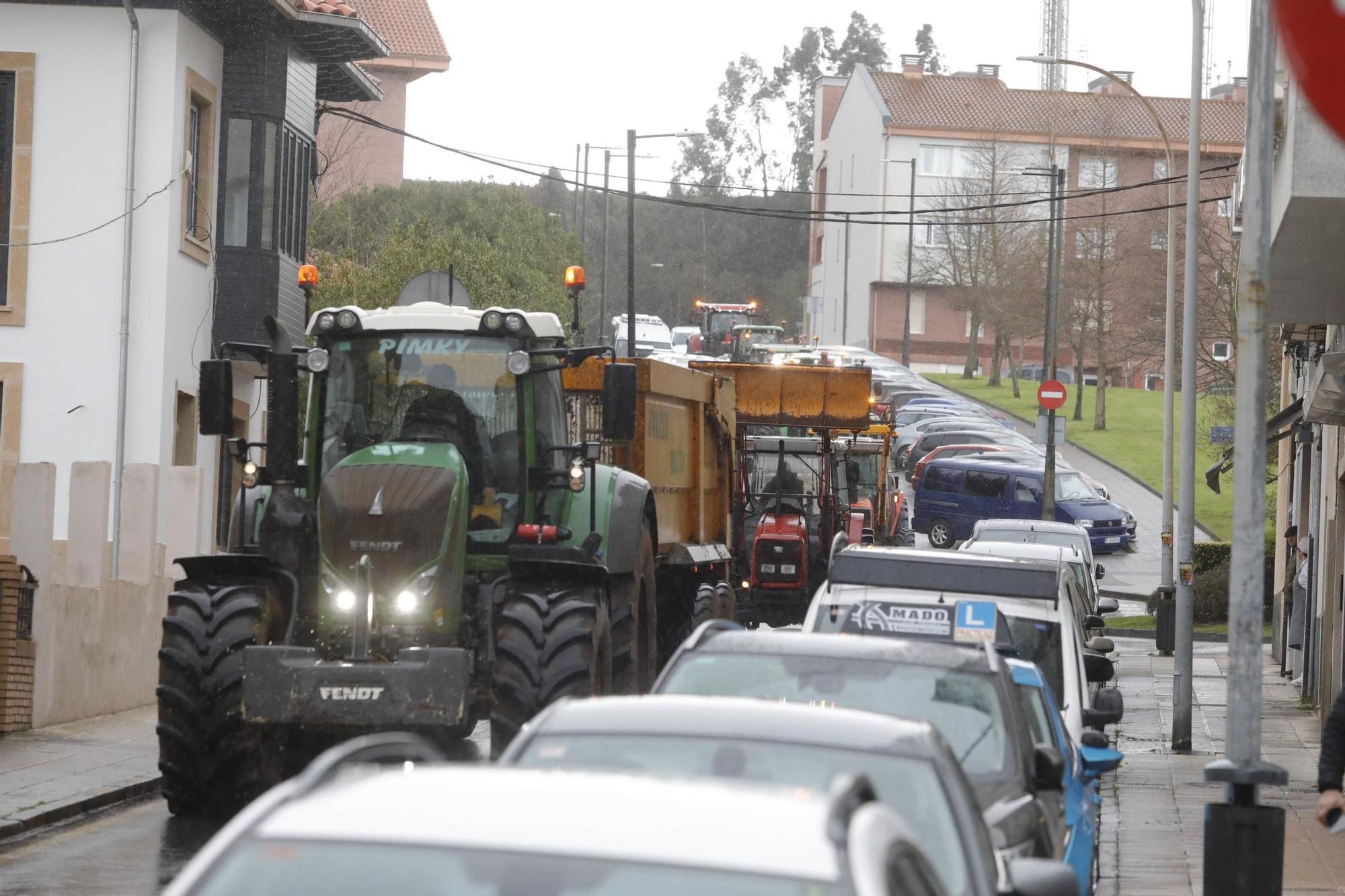 EN IMÁGENES: Los ganaderos toman con sus tractores la villa de Luanco