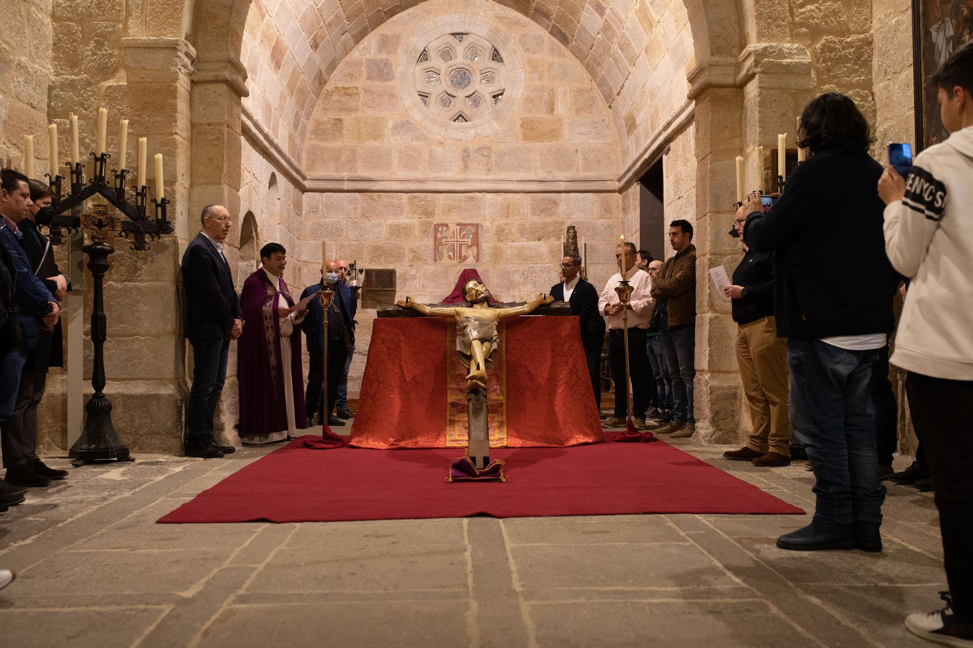 La Hermandad Penitencial del Espíritu Santo baja el Cristo para el besapiés