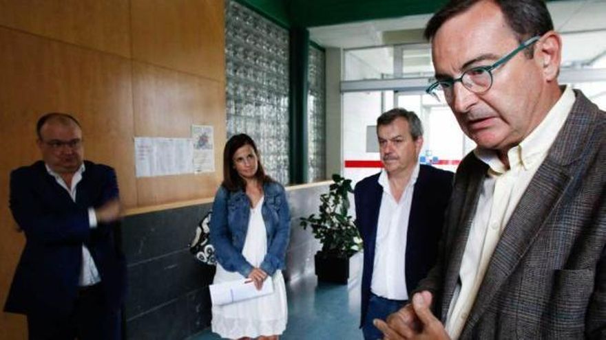 Por la izquierda, Juan José Martínez Jambrina, Ana Suárez Guerra, Javier Rodríguez y José Ramón Riera, ayer, en el centro de salud del Quirinal.