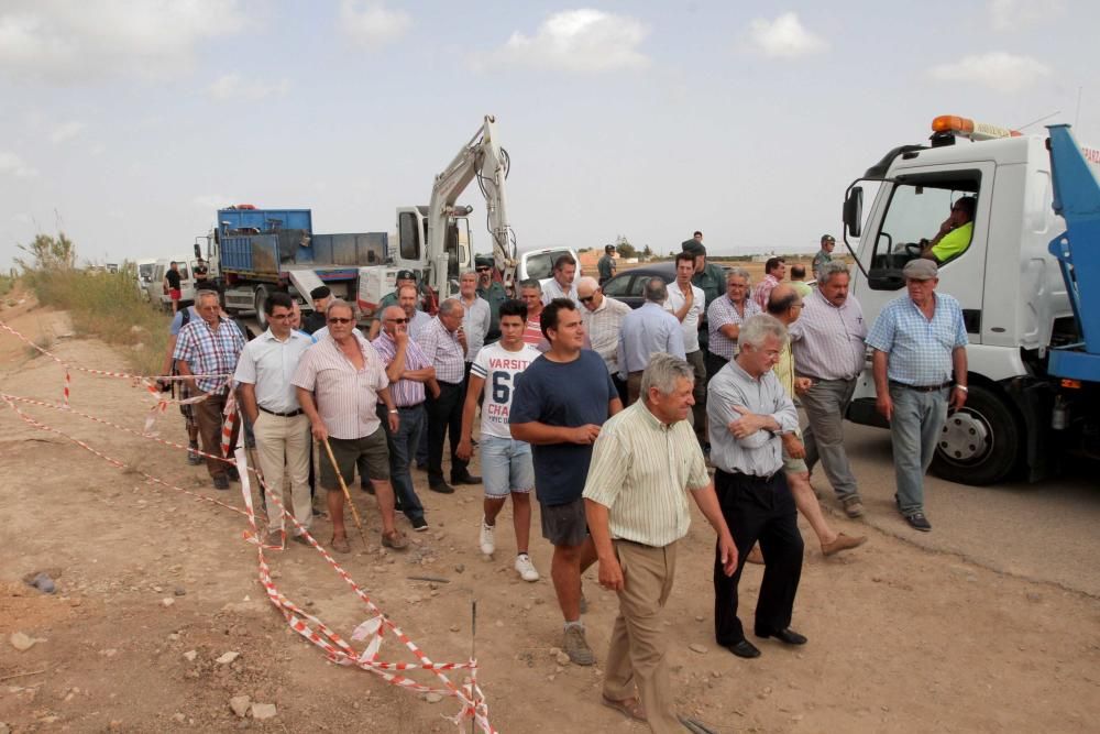 Protesta agricultores por el sellado del desagüe