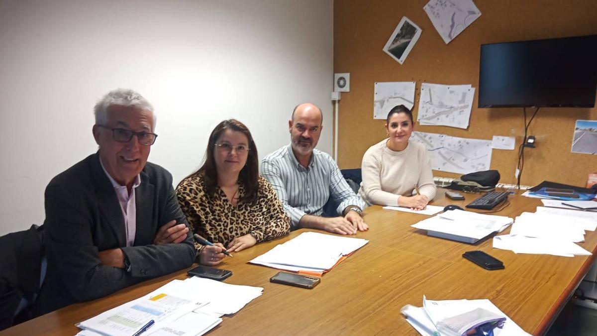 La alcaldesa de Moaña y presidenta de la Mancomunidad (al fondo) con la regidora de Cangas y el regidor de Bueu junto al interventor de la Mancomunidad.