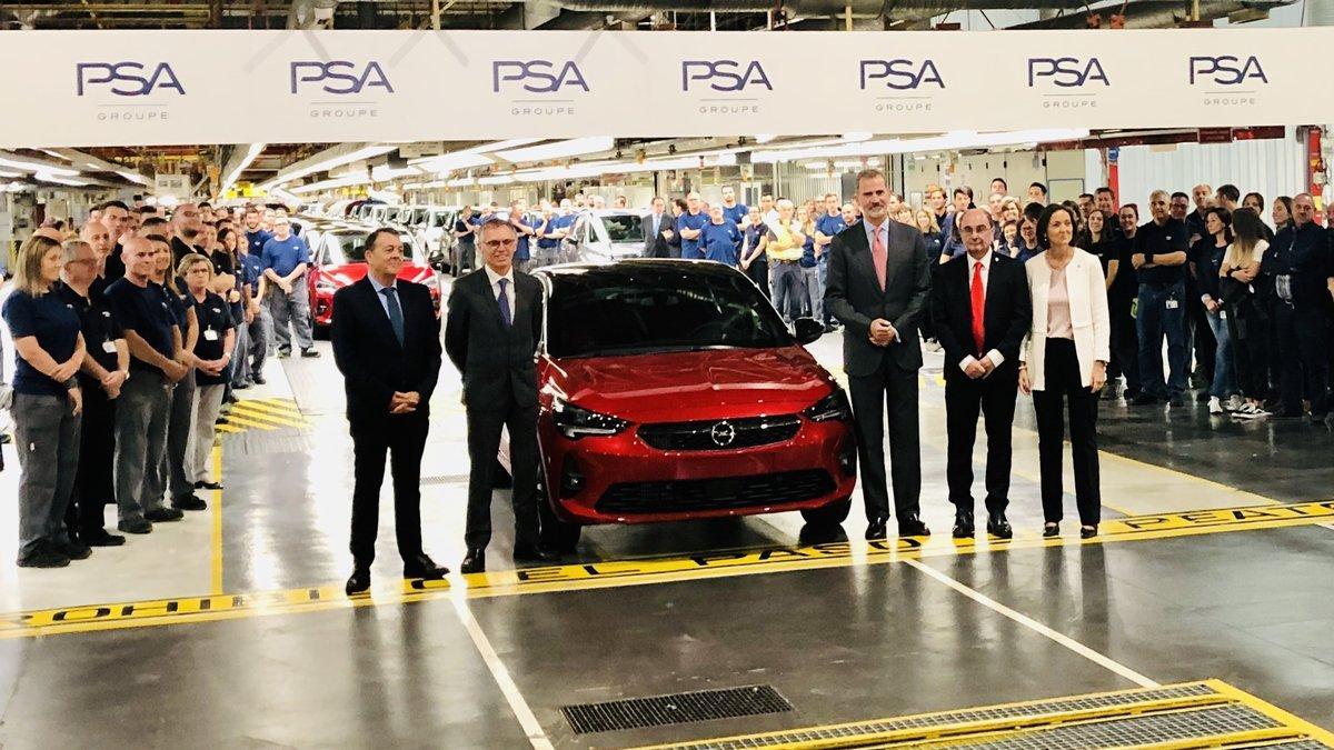 El Rey inaugura la producción del Opel Corsa eléctrico en Zaragoza.