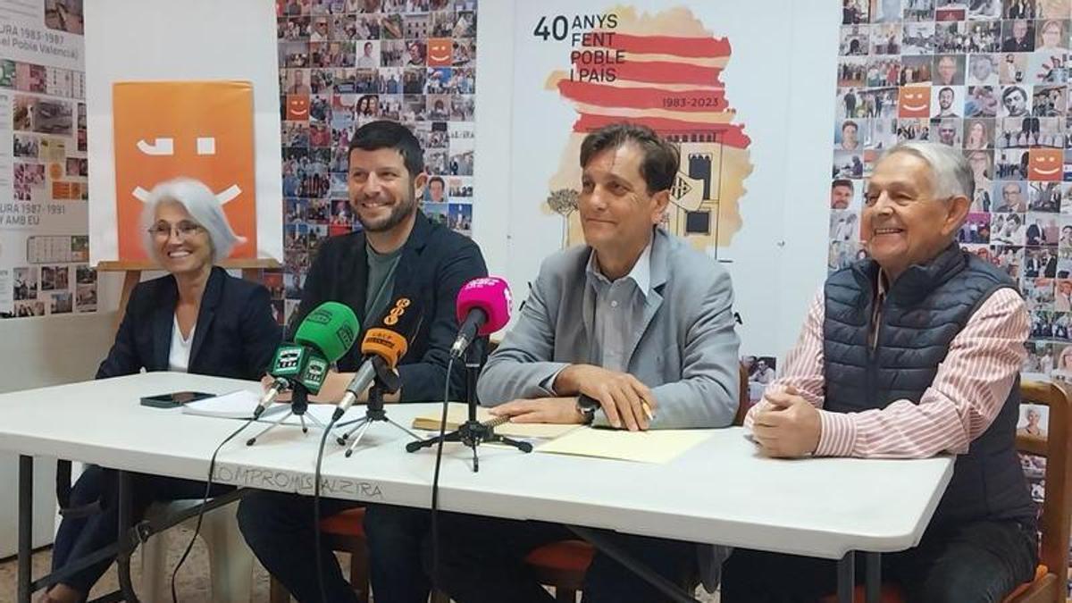 El alcalde de Alzira junto al diputado Carles Esteve, la concejal Virtuts Piera y el coordinador local, Vicent Martínez.
