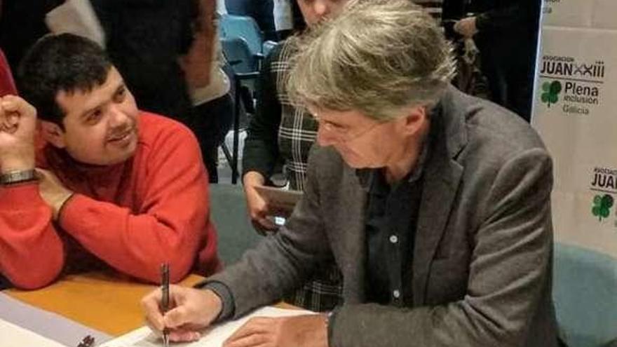El alcalde de O Grove, en la firma del convenio de adhesión a "Concellos para todos". // Asociación Juan XXIII