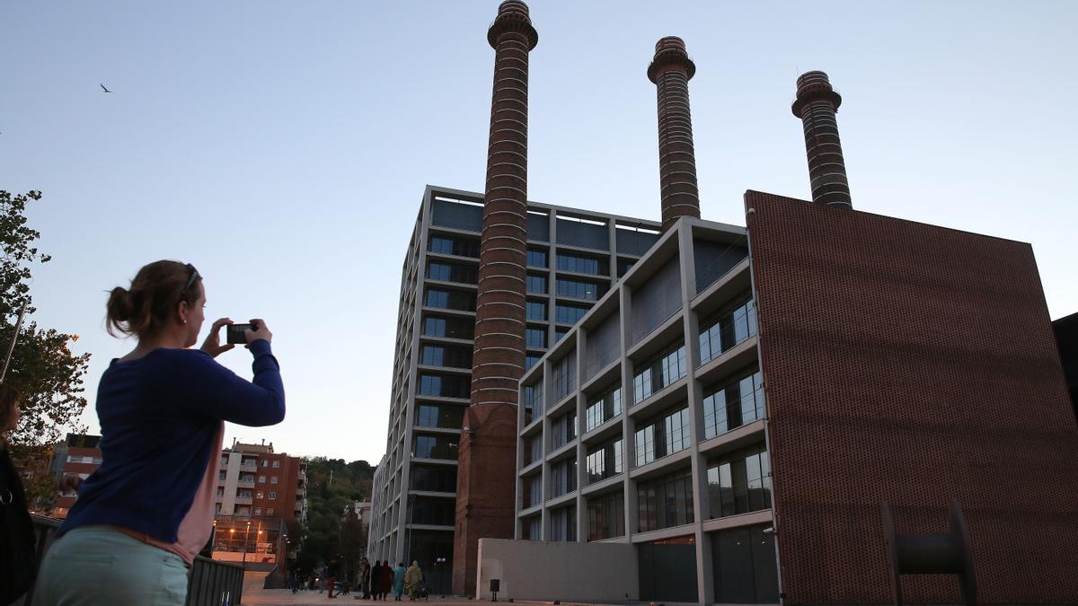 Las Tres Xemeneies del Paral·lel, en Barcelona, con los edificios en desuso que las flanquean.