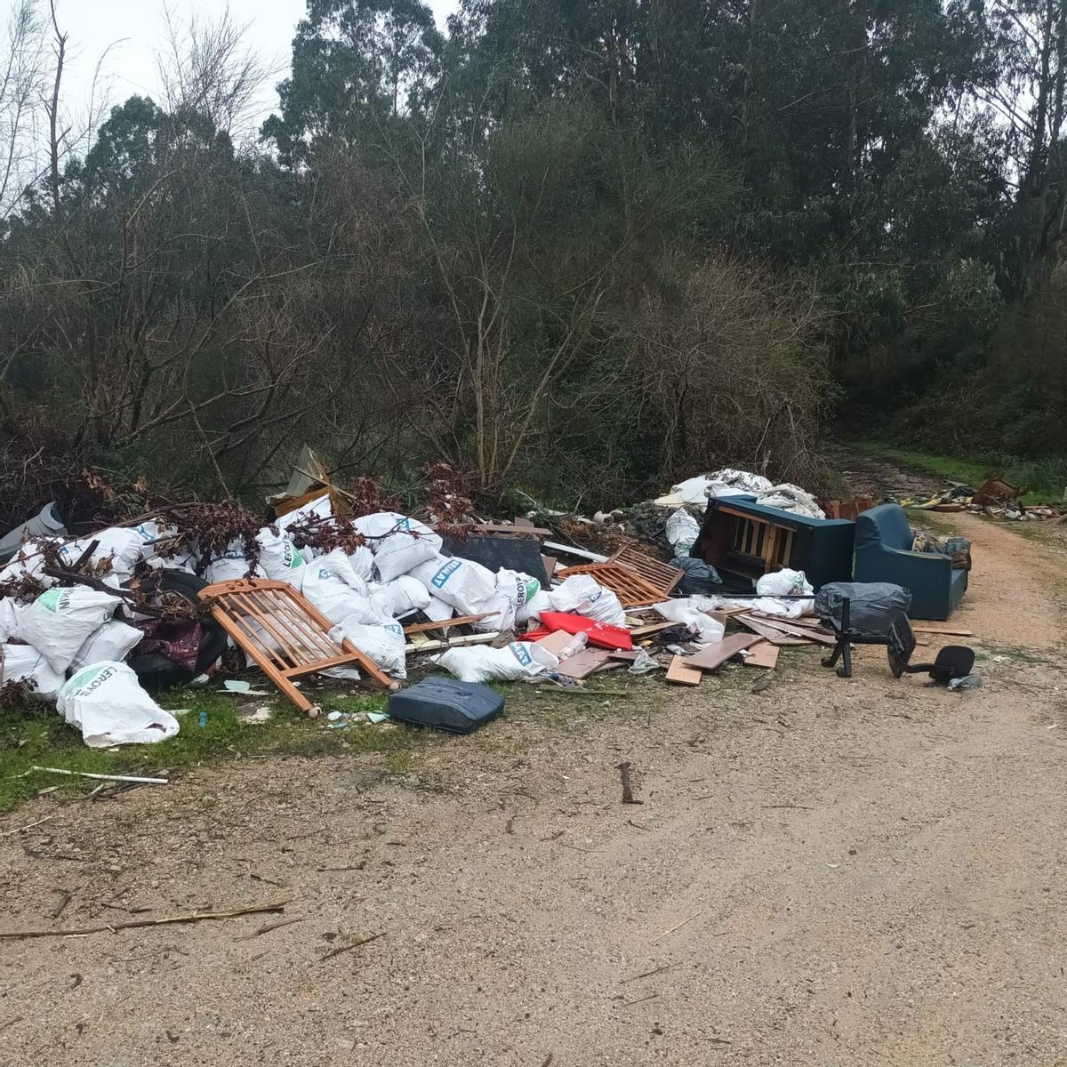 Uno de los vertederos ilegales localizados en Culleredo.