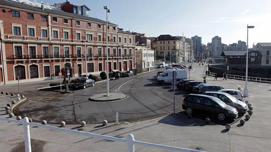 Edificio de la antigua sede de la Autoridad Portuaria, junto al puerto deportivo gijonés.