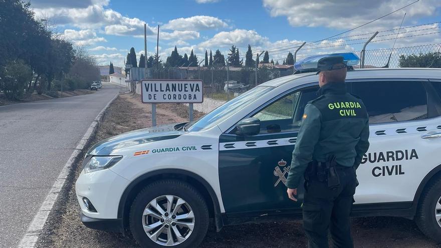 Un agente de la Guardia Civil en el puesto de Villanueva de Córdoba.