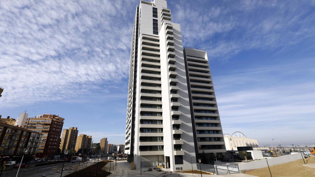 Torre Zaragoza, el primer rascacielos en la ciudad.