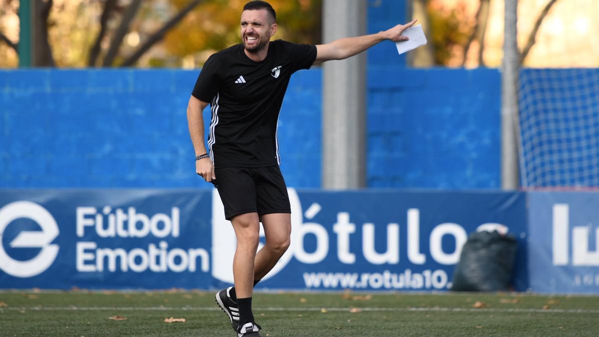 Javier Genovés, entrenador del Ebro en una sesión del cuadro arlequinado.