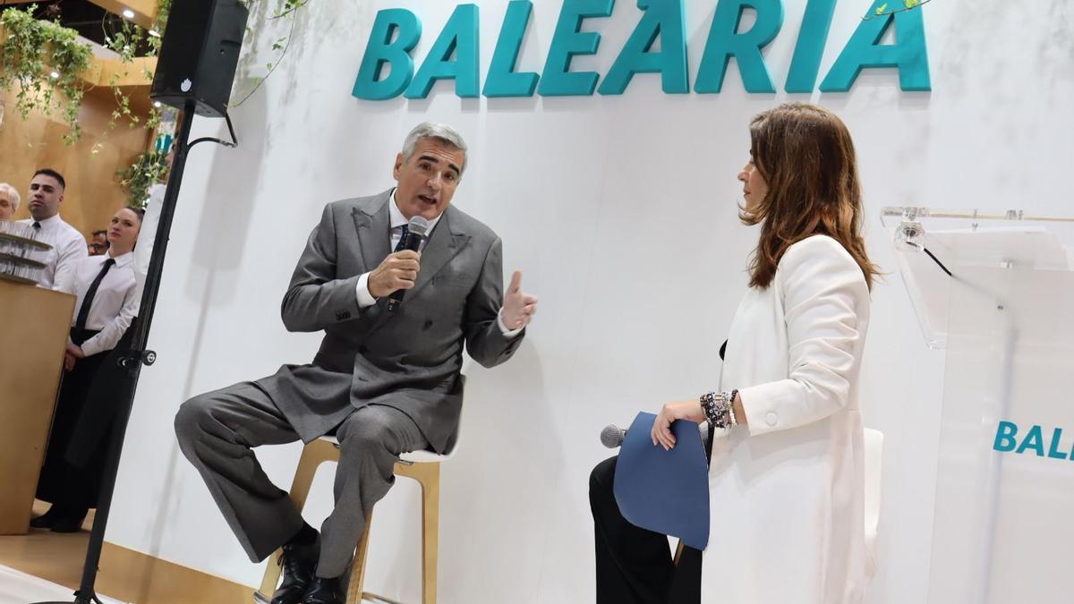 Adolfo Utor y la periodista Marta González Novo en Fitur 2023. 