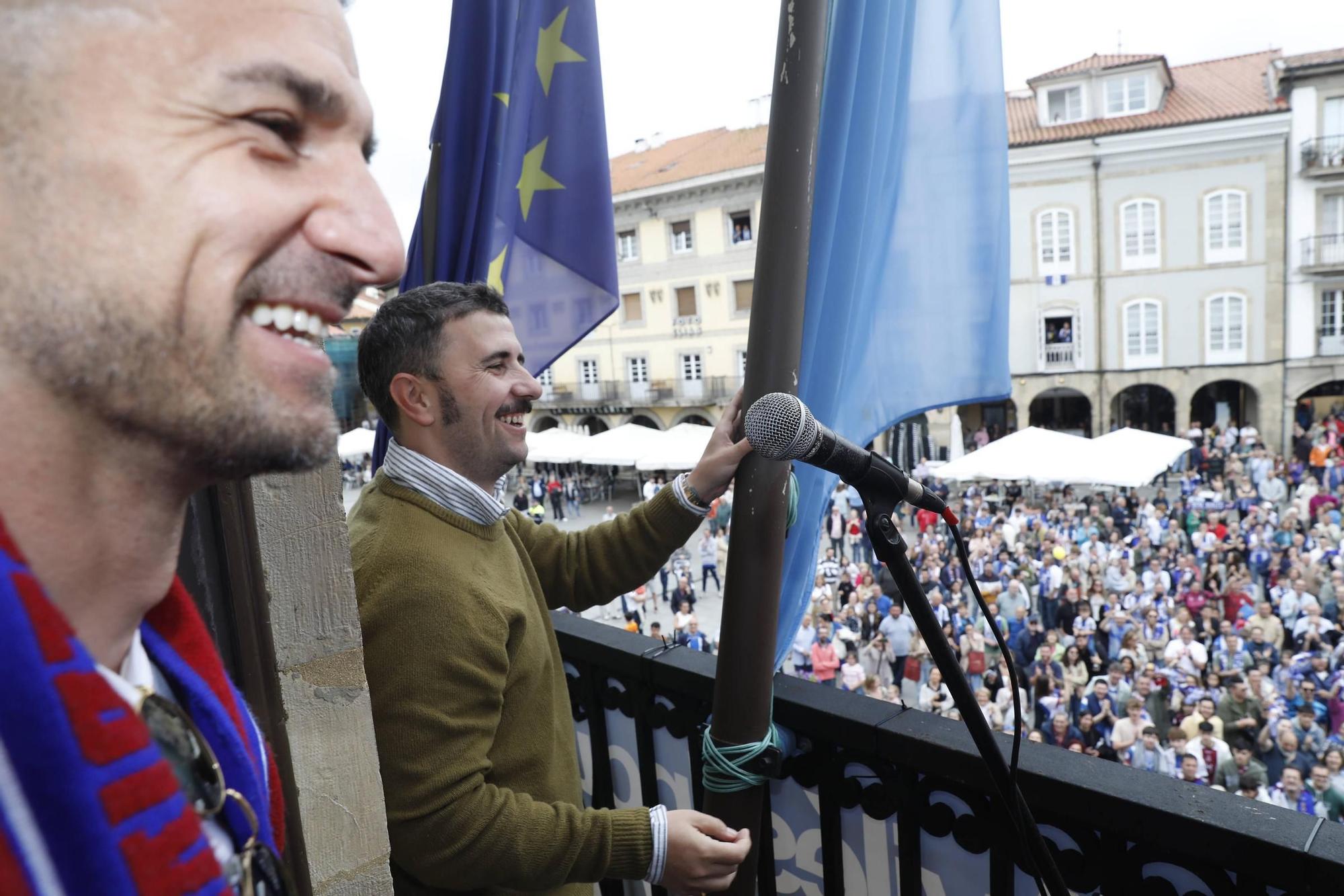 EN IMÁGENES: Así fue el recibimiento de los jugadores del Real Avilés en el Ayuntamiento