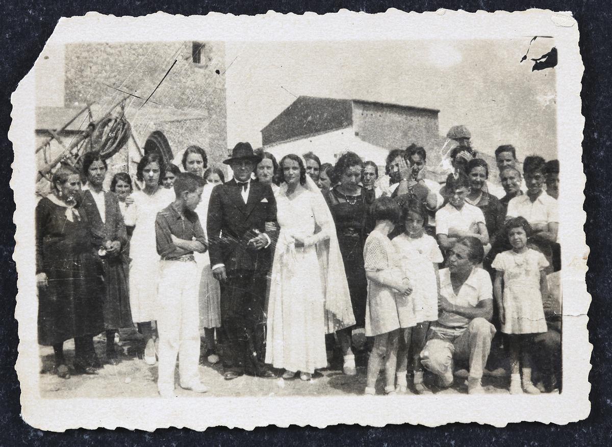 Casament de Josep Noguera i Dolors Sau (al centre de la imatge, envoltats de familiars i convidats), al mas Torreportes de les Corts, a la dècada de 1930.