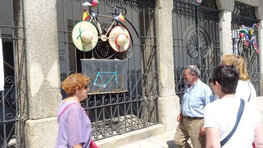 Dos originales escenificaciones de la bicicleta en la verja del Ayuntamiento de Bermillo.