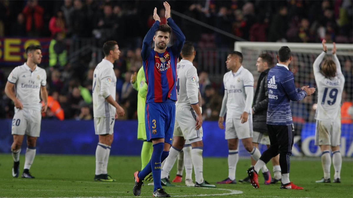 Gerard Piqué agradece a la afición del Camp Nou su apoyo en el Barça - Real Madrid de la Liga 2016/17