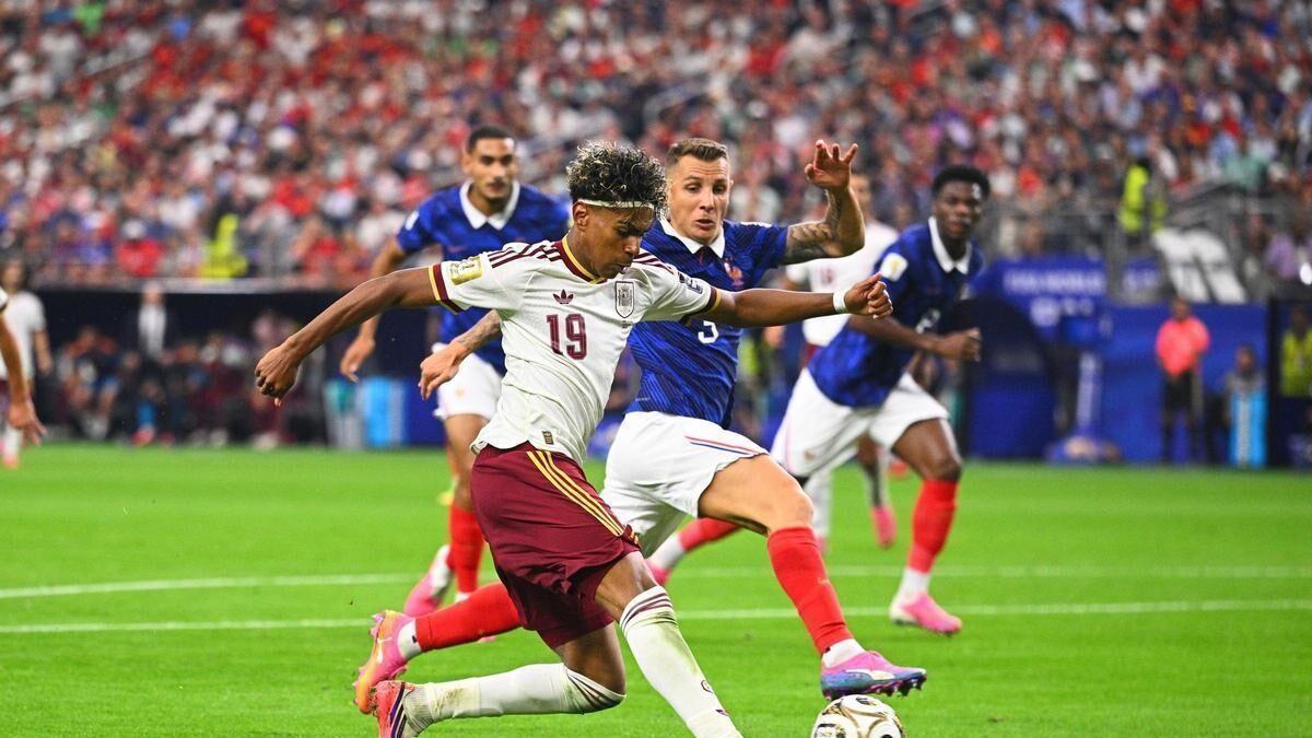 Lamine Yamal durante el partido ante Francia
