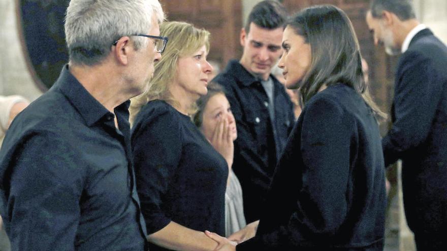 La reina Letizia consuela a familiares de los fallecidos.