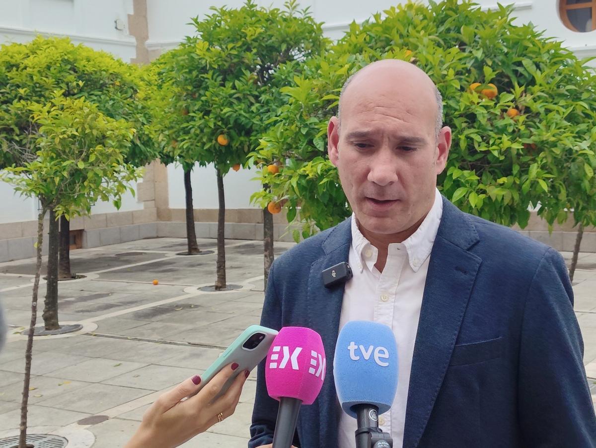 El portavoz del PP de Extremadura, José Ángel Sánchez Juliá, atiende a los medios de comunicación en el Patio de los Naranjos de la Asamblea de Extremadura.