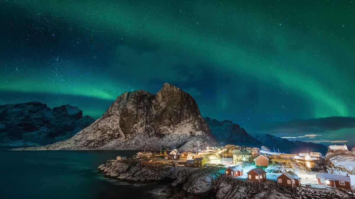 Una aurora boreal en el litoral noruego.