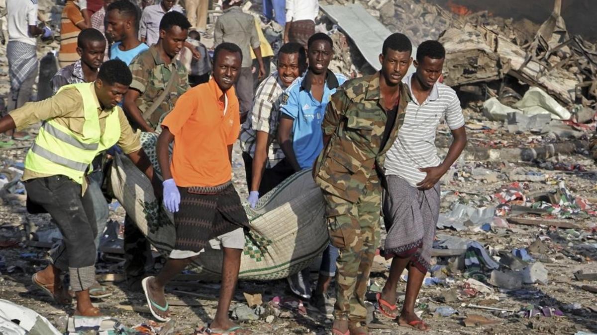 zentauroepp40536380 somalis remove the body of a man killed in a blast in the ca171014201834