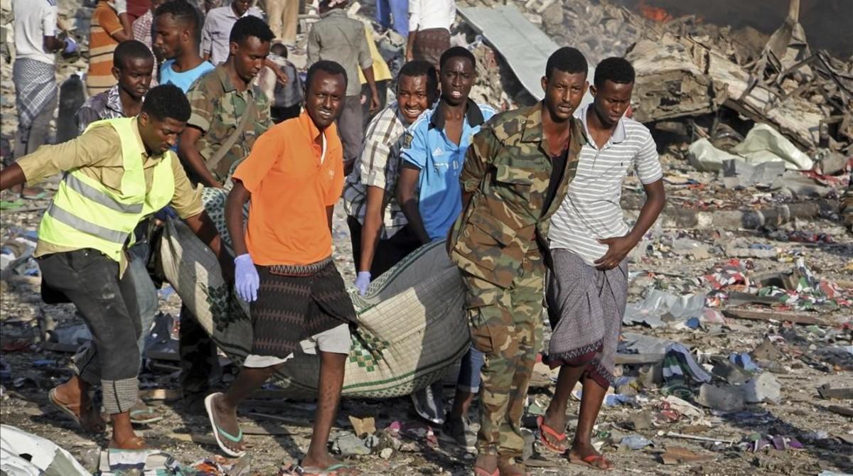 zentauroepp40536380 somalis remove the body of a man killed in a blast in the ca171014201834