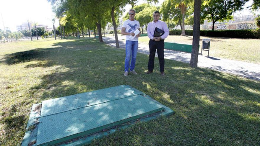 Miguel Millán, presidente de la entidad, y Fernando Céspedes, administrador, delante del pozo averiado del parque.