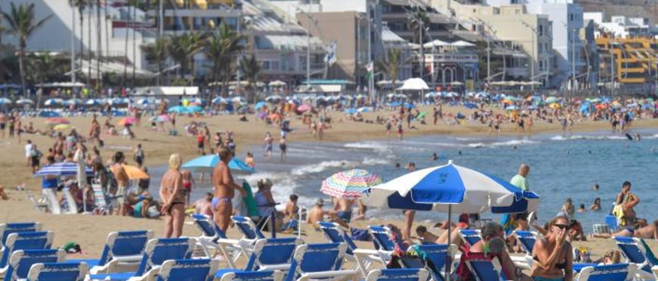 Turistas en la playa de Las Canteras de la capital grancanaria. | JUAN CASTRO