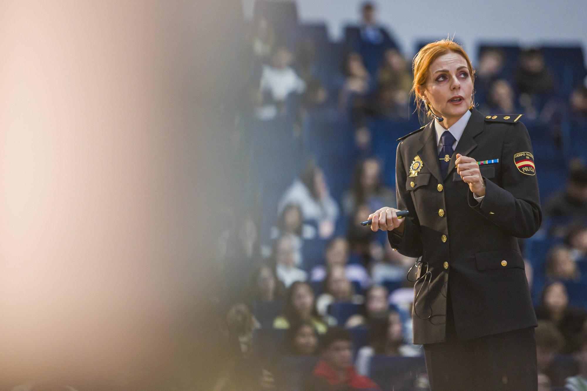 EN IMÁGENES: Así fue la conferencia de la jefa de la Policía Científica de Asturias ante centenares de escolares 

