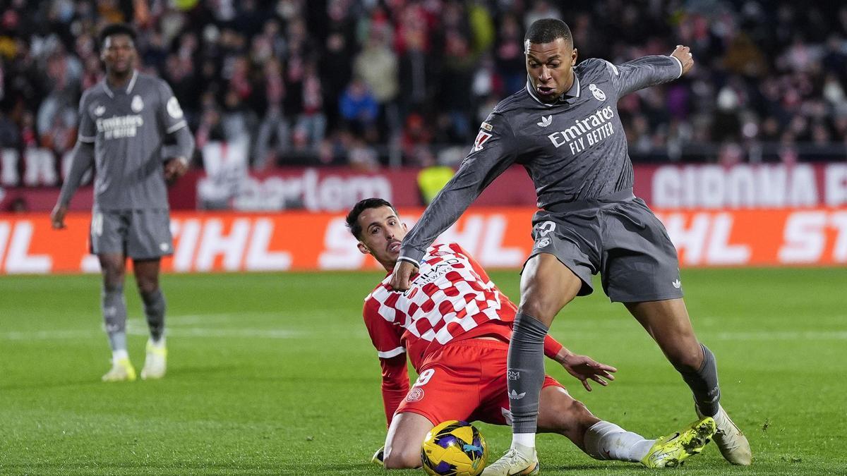 Miovski intenta aturar Mbappé en el partit de la temporada passada