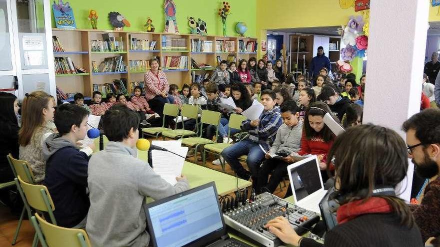 Emisión del primer programa de radio del colegio de Agolada en septiembre de 2019. // Bernabé/Javier Lalín