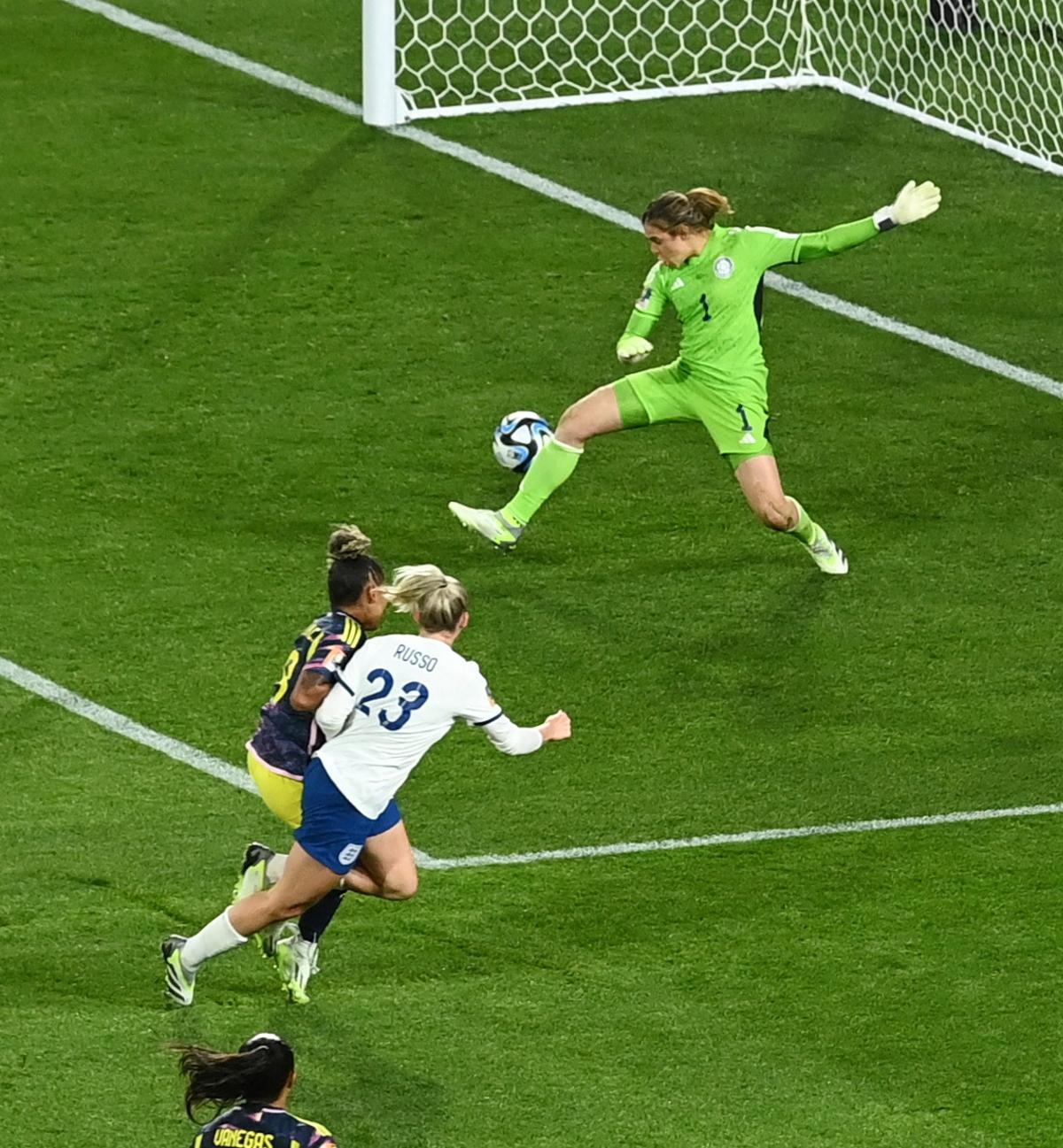 Russo observa la trajectòria de la pilota en el segon gol d'Anglaterra