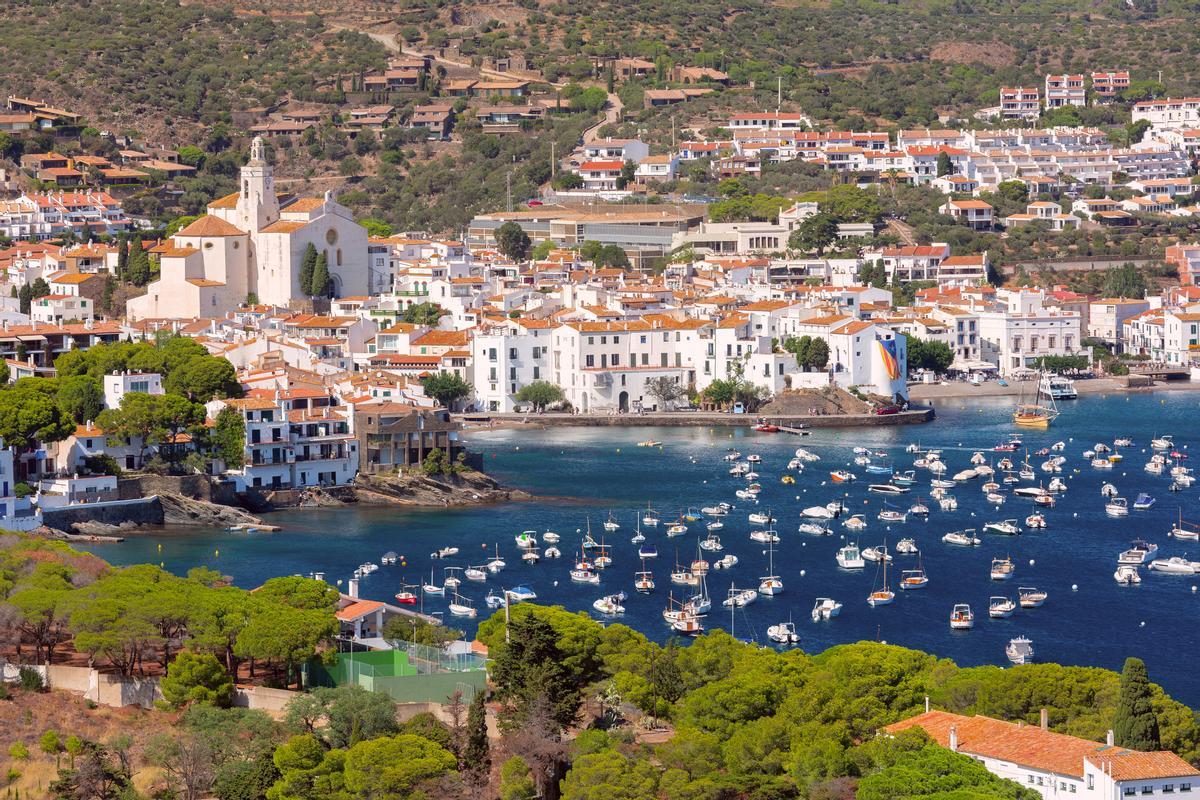 Vistas sobre el pueblo de Cadaqués bañado por el mar Mediterráneo