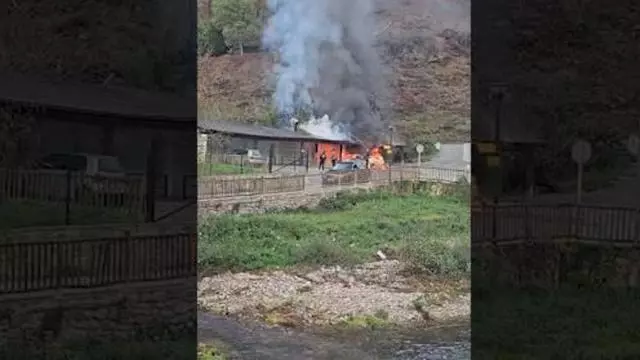 VÍDEO: Un incendio en Navelgas deja a tres vehículos en llamas